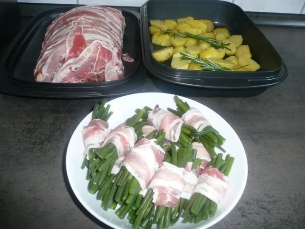 Жаркое с начинкой из фасоли с беконом и картофелем с розмарином