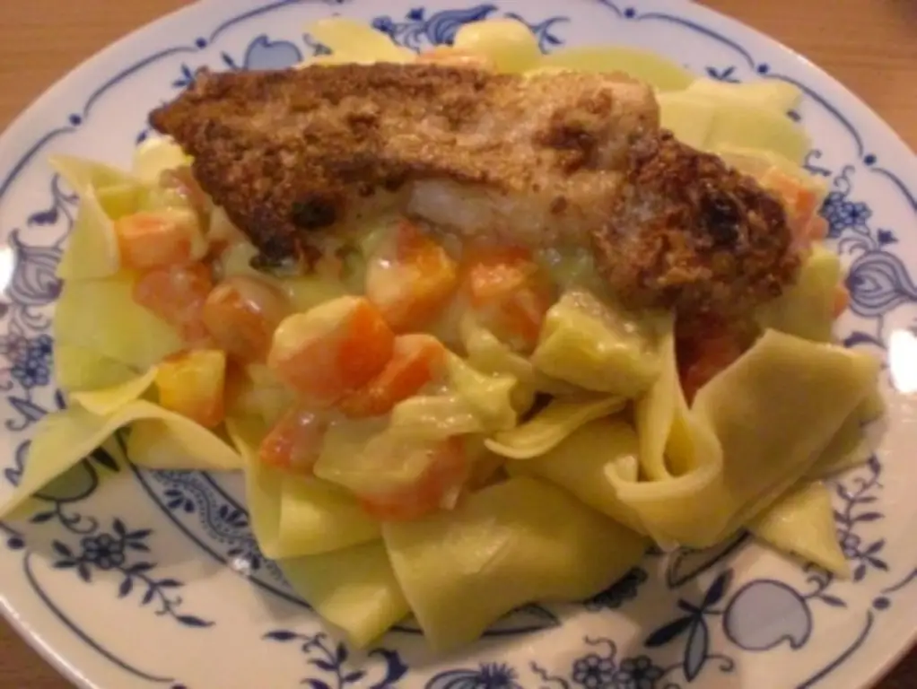 Филе морского окуня с широкой лапшой и морковью