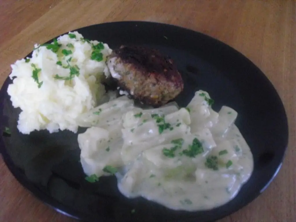 Фрикадельки с кольраби и картофельным пюре