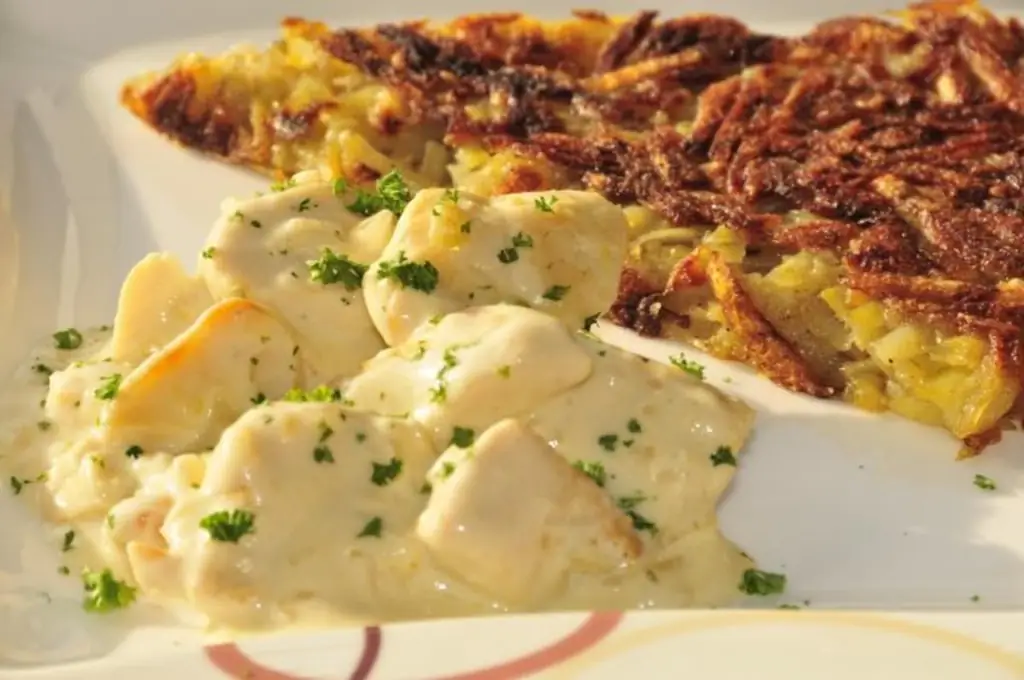 Куриные стрипсы по-цюрихски с картофельными оладьями