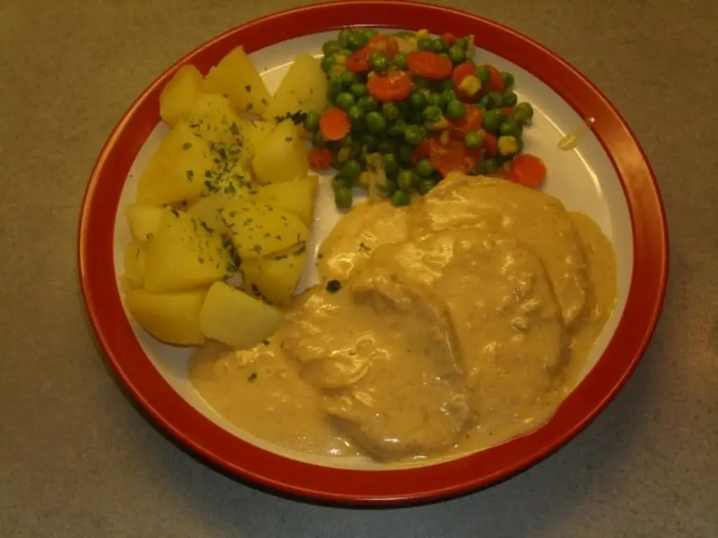 Минутки в сметанно-луковом соусе, с овощами в масле и отварным картофелем