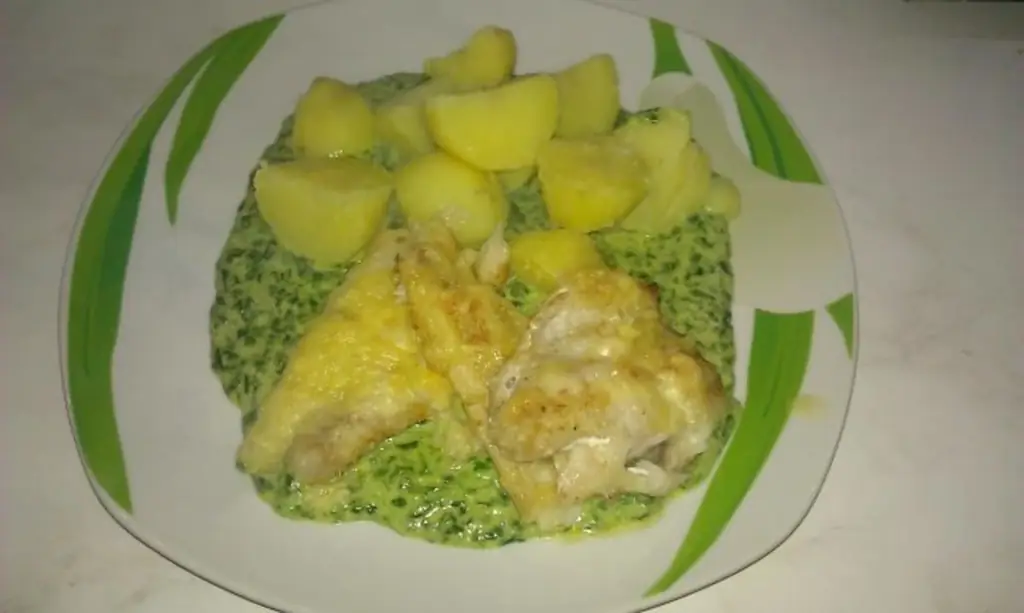 Филе минтая с сырной корочкой на шпинате