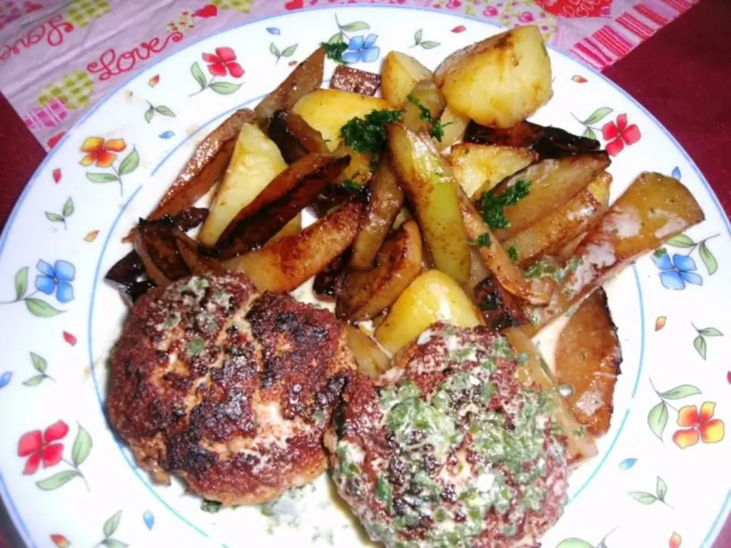 Булетки с соусом из петрушки и жареной зеленью репы
