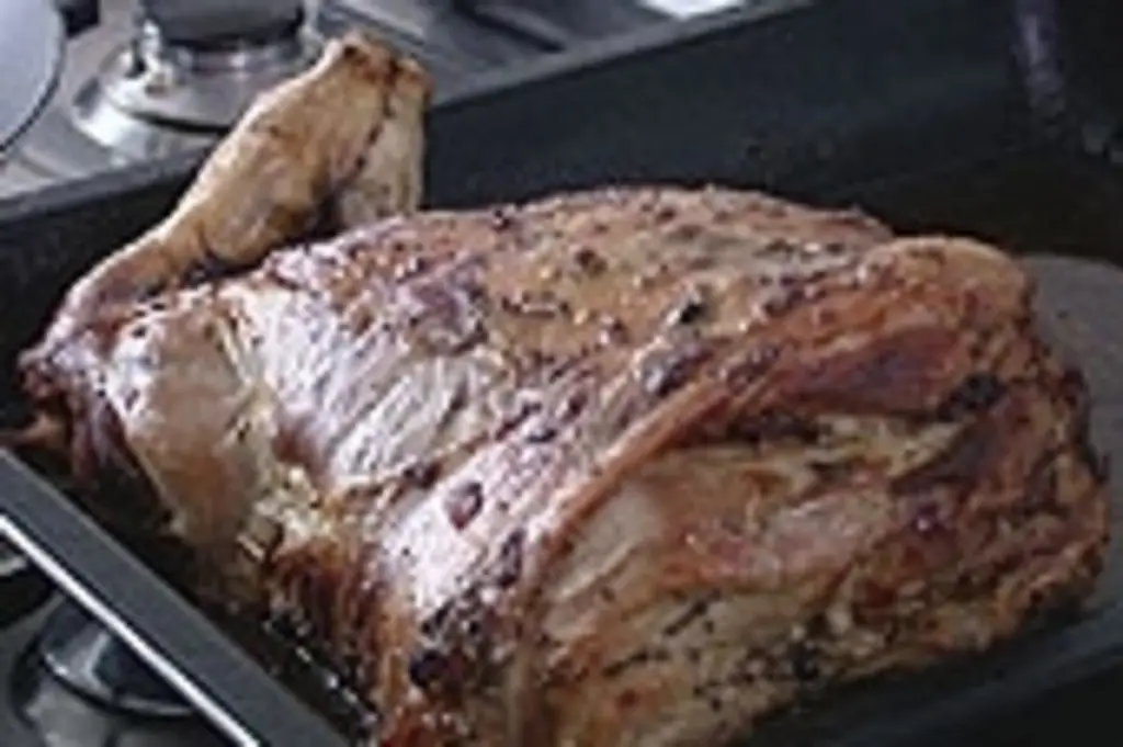 Нога ягненка с розмарином и чесноком