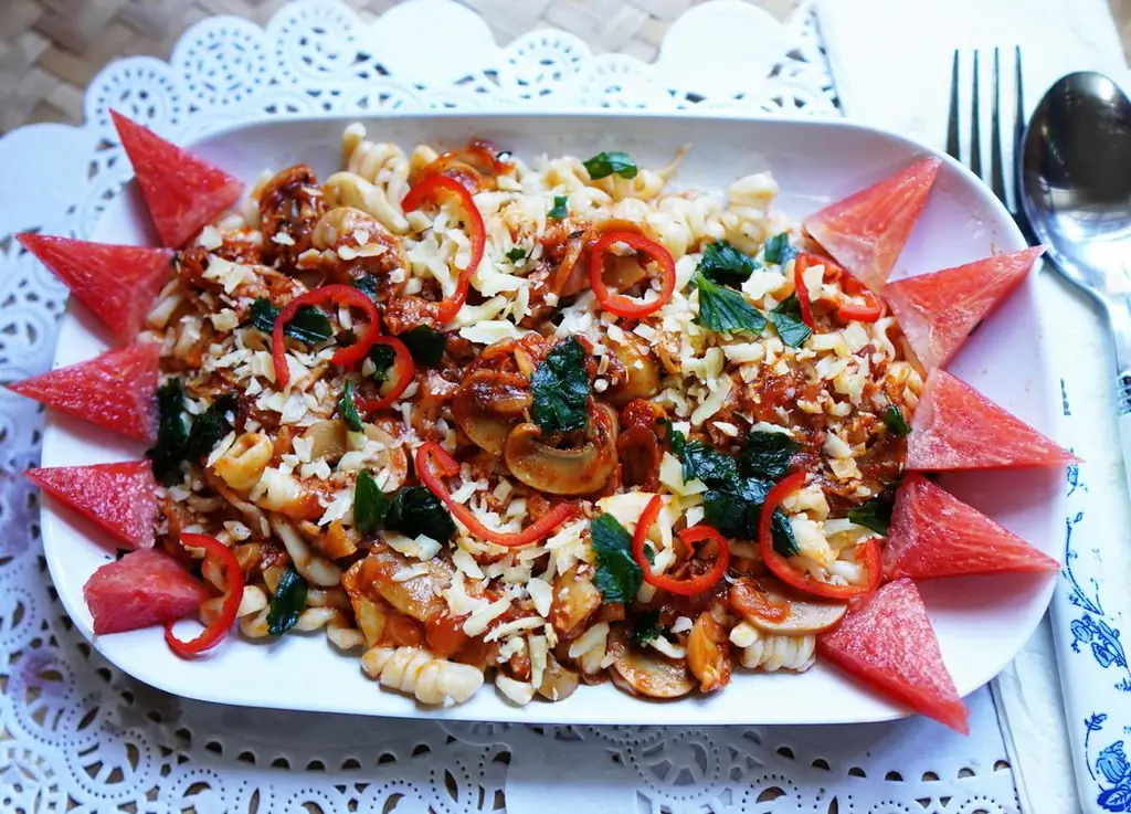 Домашняя спиральная лапша с грибным соусом