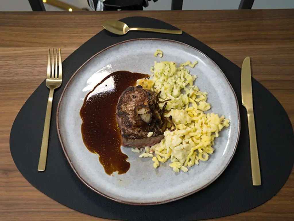 Dry Aged Beef с жареным луком и двумя видами Knöpfle с телячьим соусом