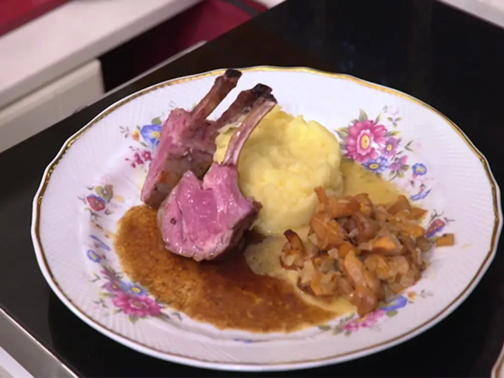 Бараньи ножки, картофельное пюре, лисички