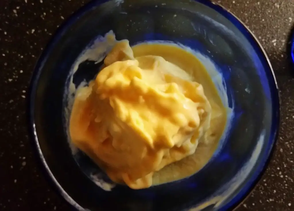 Мороженое с манго и йогуртом