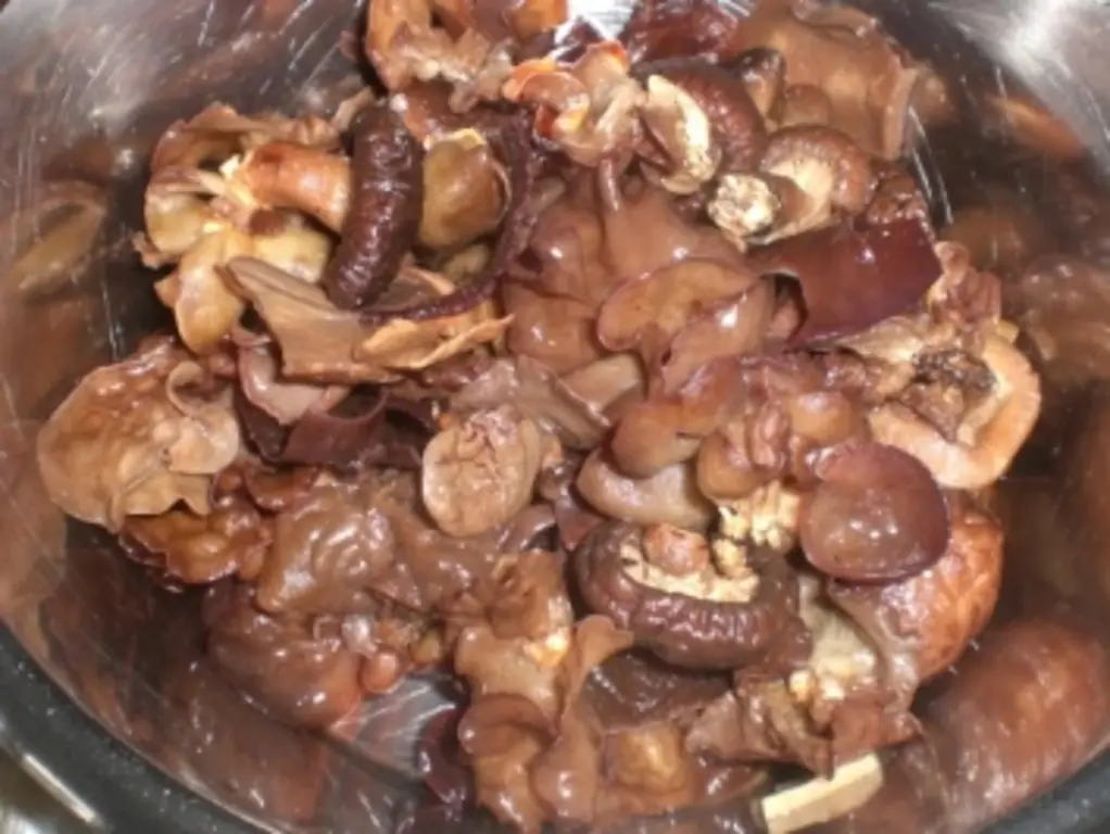 Тайское блюдо вок с ананасом и карри