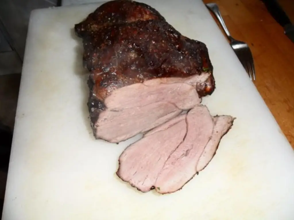 Ножки оленины, обжаренные до розового цвета при щадящем приготовлении