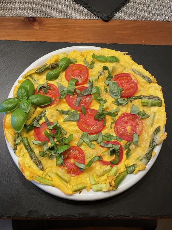 Омлет с зеленой спаржей, помидорами и сыром