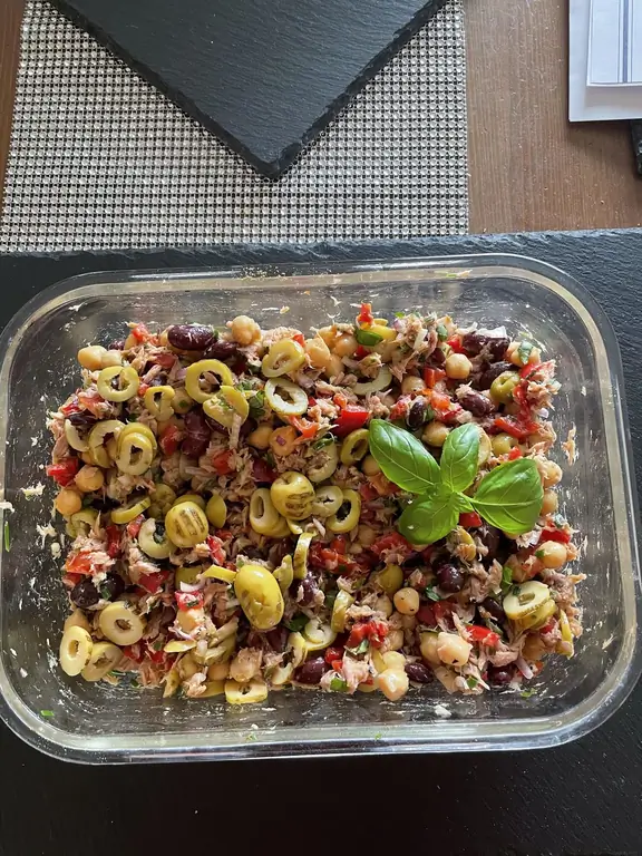 Салат из нута с тунцом