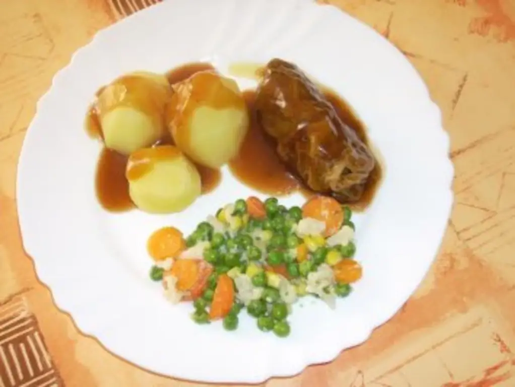 Капустные рулеты с обжаренными сосисками и савойской капустой