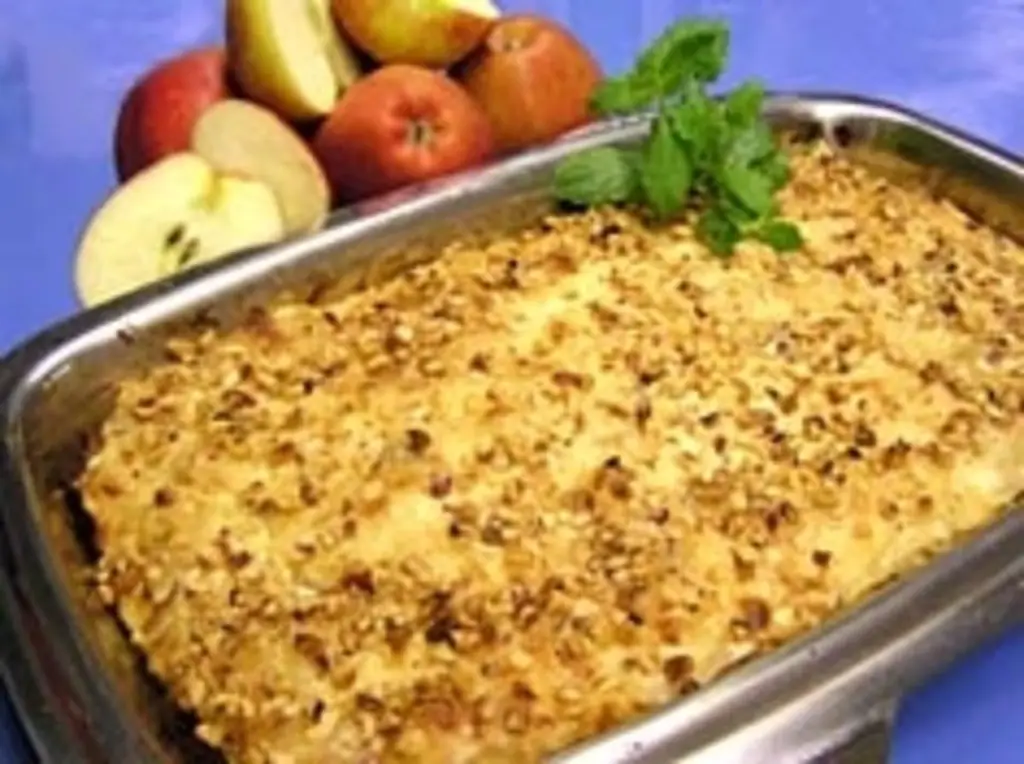 Яблочная лазанья с ореховой карамелью