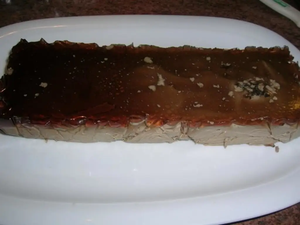 Мус из фуа-гра с желе из портвейна и дольками глазированных груш