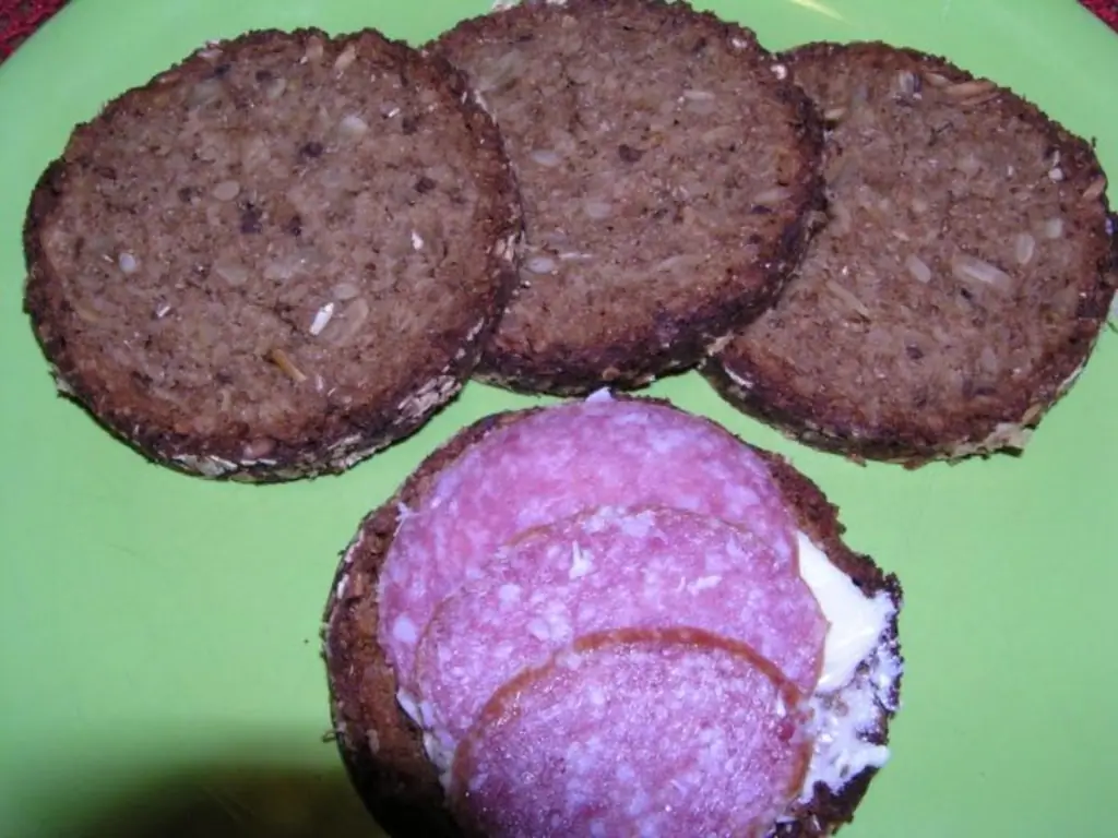 Черный хлеб в стеклянной банке