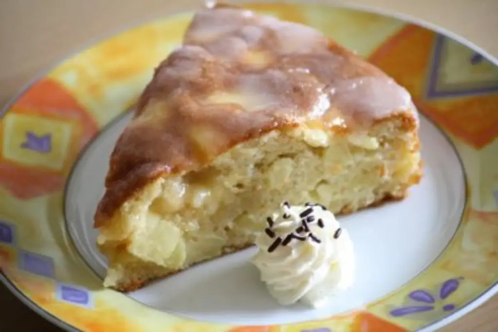 Яблочный пирог с лимонной глазурью