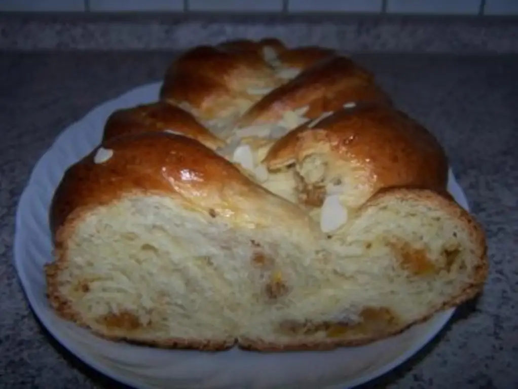 Дрожжевая коса с марципаном и абрикосами