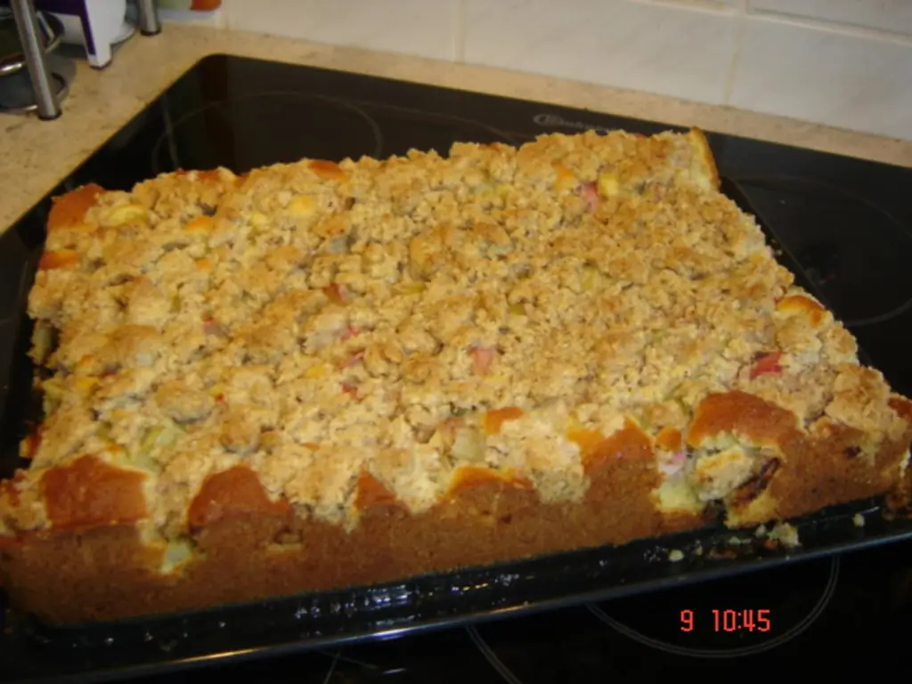 Торт из ревеня с миндальной крошкой