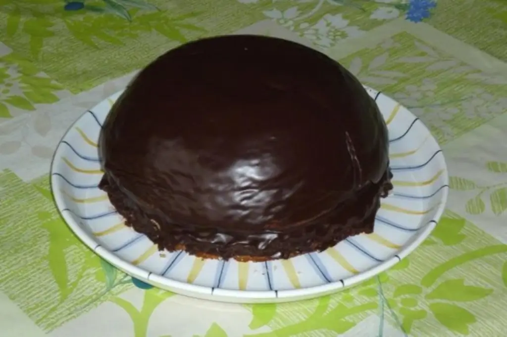 Шоколадный шарик с бисквитной основой и яйцами