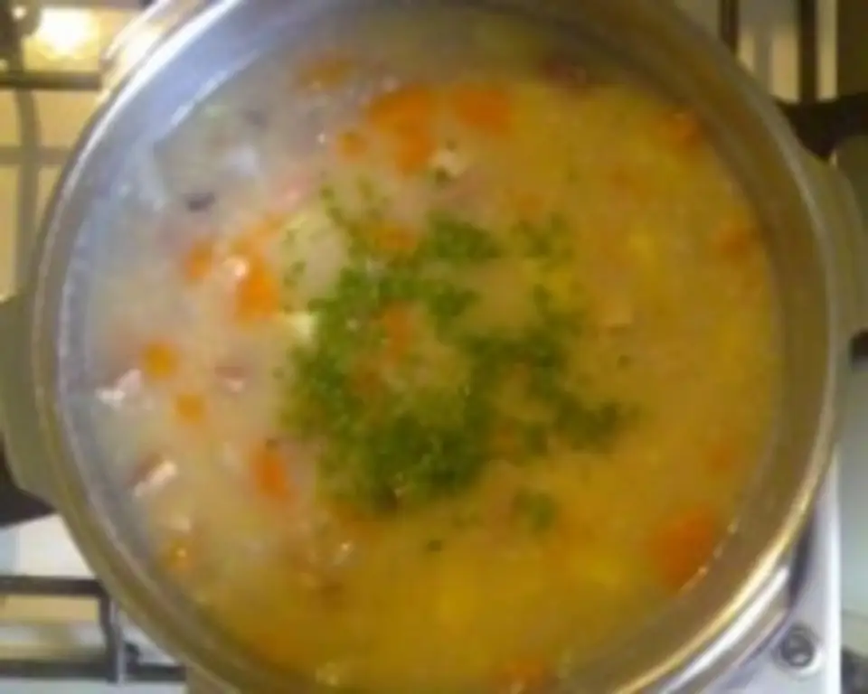 Ячменный суп с огородными травами и нарезанными кубиками овощами