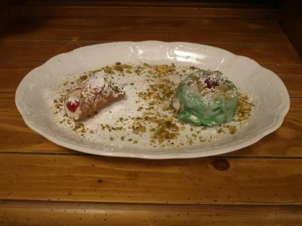 Cassata Siciliana и Cannolo in crema pasticcera