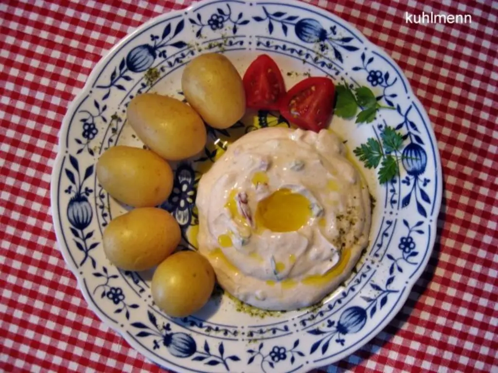 Белый сыр с льняным маслом и отварным картофелем