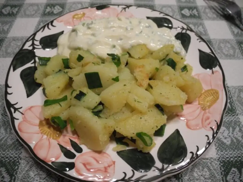 Картофельные дольки с зеленым луком и будвигой