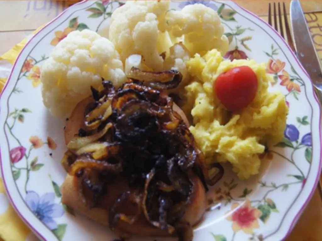 Мясная колбаса с жареным луком, цветной капустой и картофельным пюре
