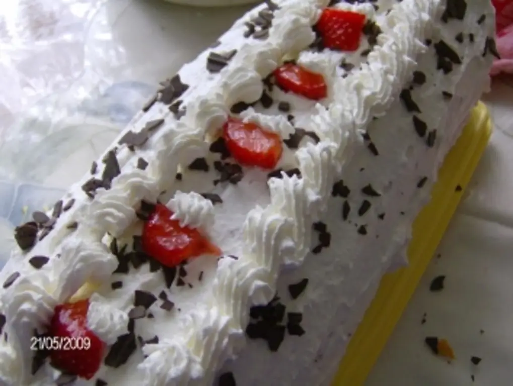Сливочный бисквитный рулет с клубникой и яблоком