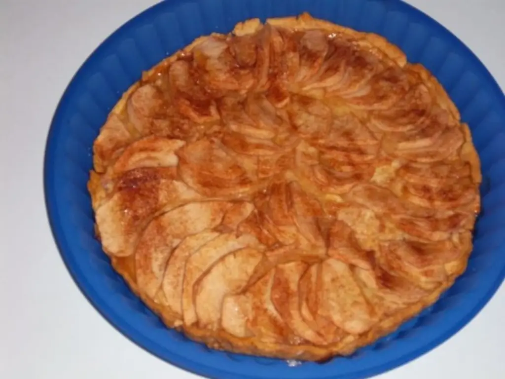Яблочный тарт с мукой и маслом