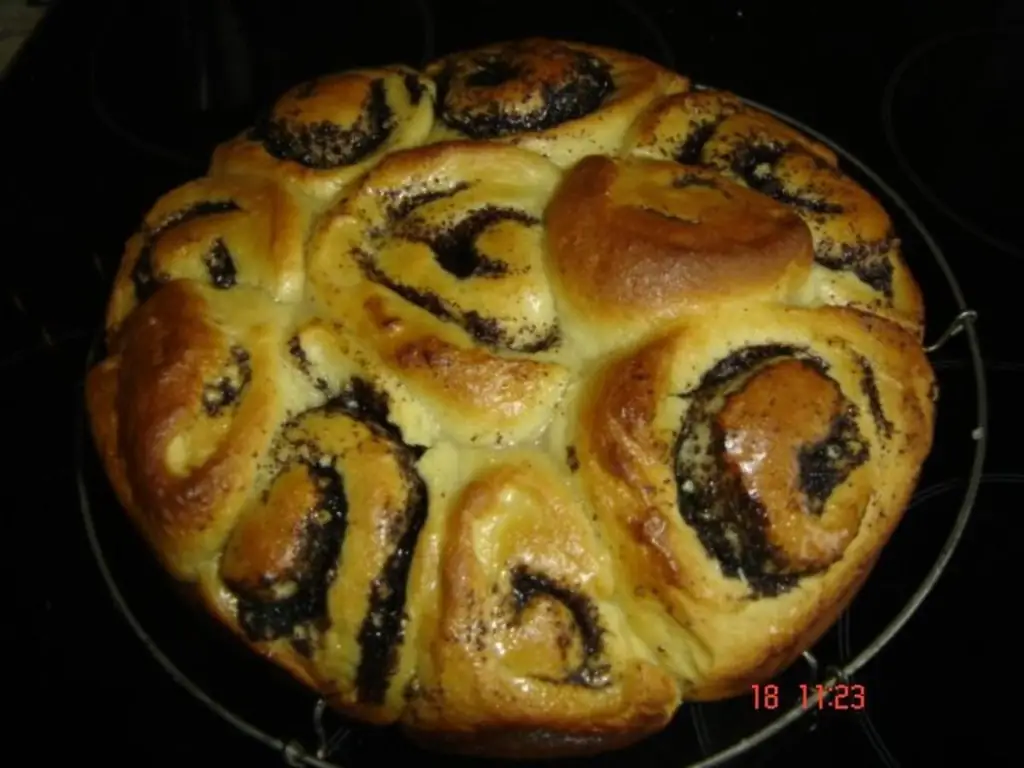 Розовый торт с маком
