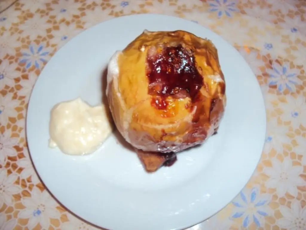 Запеченное яблоко с кремом из яичного гоголя
