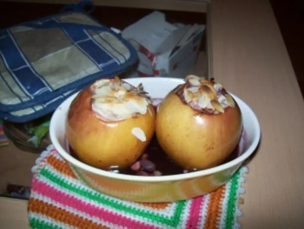 Запеченное яблоко сладкое и вкусное, для тех, кто может обойтись без изюма