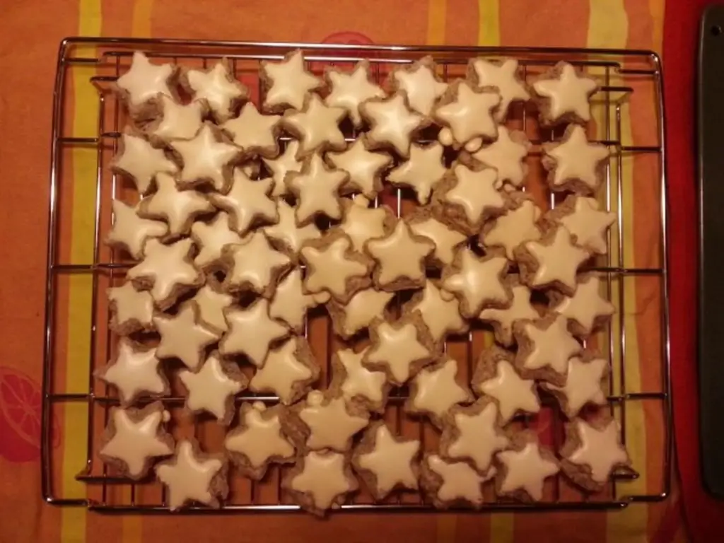 Звездочки с корицей с яйцами и сахаром