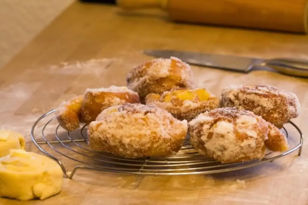 Яблочные пончики с теплым молоком и мукой
