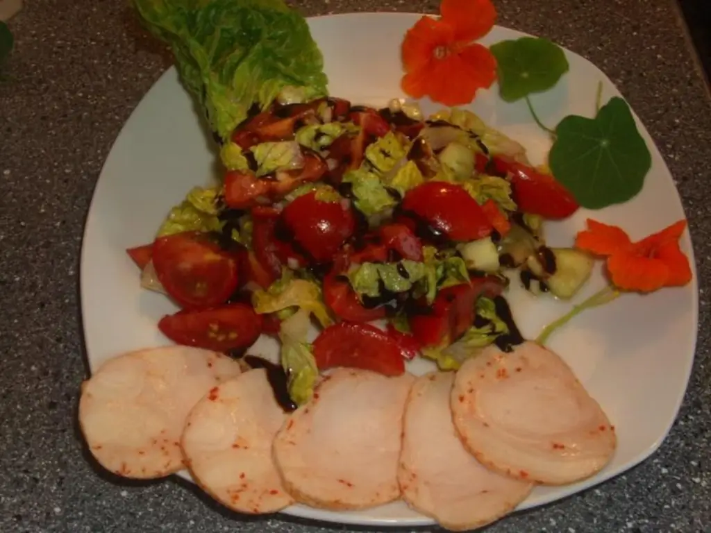 Салат-микс с бальзамическим уксусом и куриной грудкой