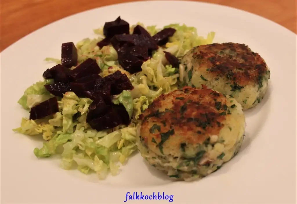 Fiskefrikadeller зеленый салат свекла