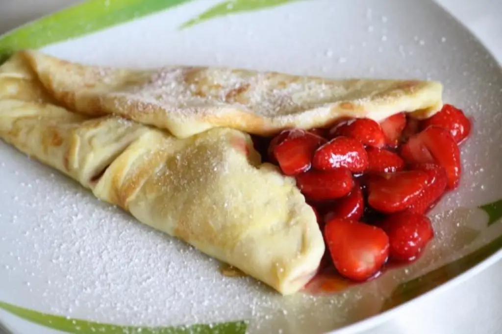 Блинчики с клубникой