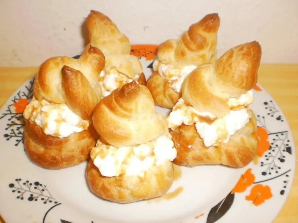 Сливочные пирожные с карамельным соусом