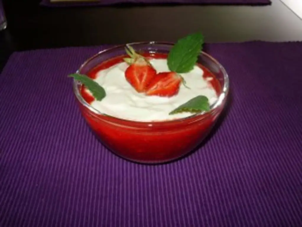 Сливочный пудинг с клубничным пюре соусом и мелиссой
