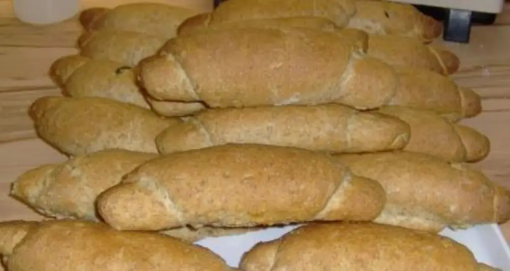 Topfenkornstangerl с кусочком набухания: и неочищенным кунжутом