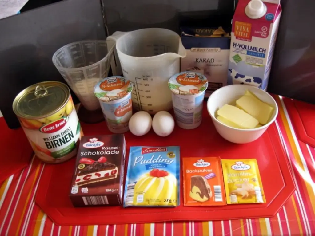 Сметанный торт с грушами и шоколадом