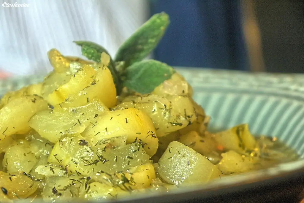 Салат из консервированных огурцов с огурцом и луком-шалотом