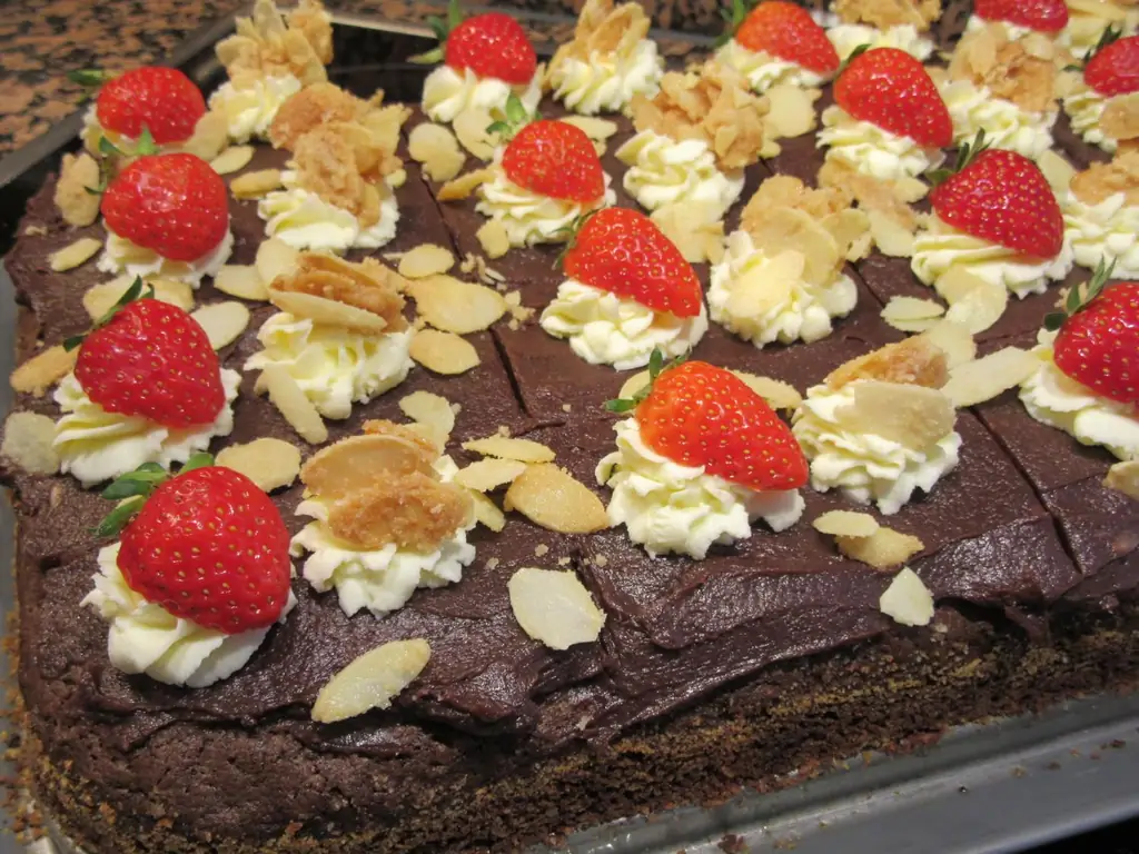 Выпечка: кусочки шоколада с масляным кремом