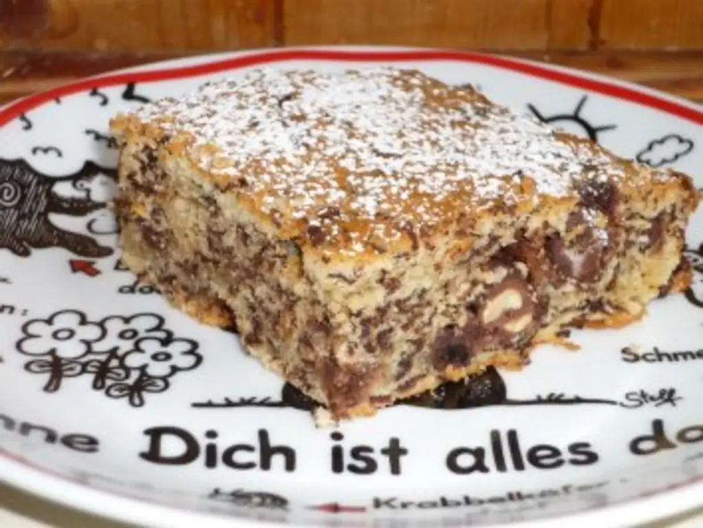 Шоколадный торт с арахисом и изюмом