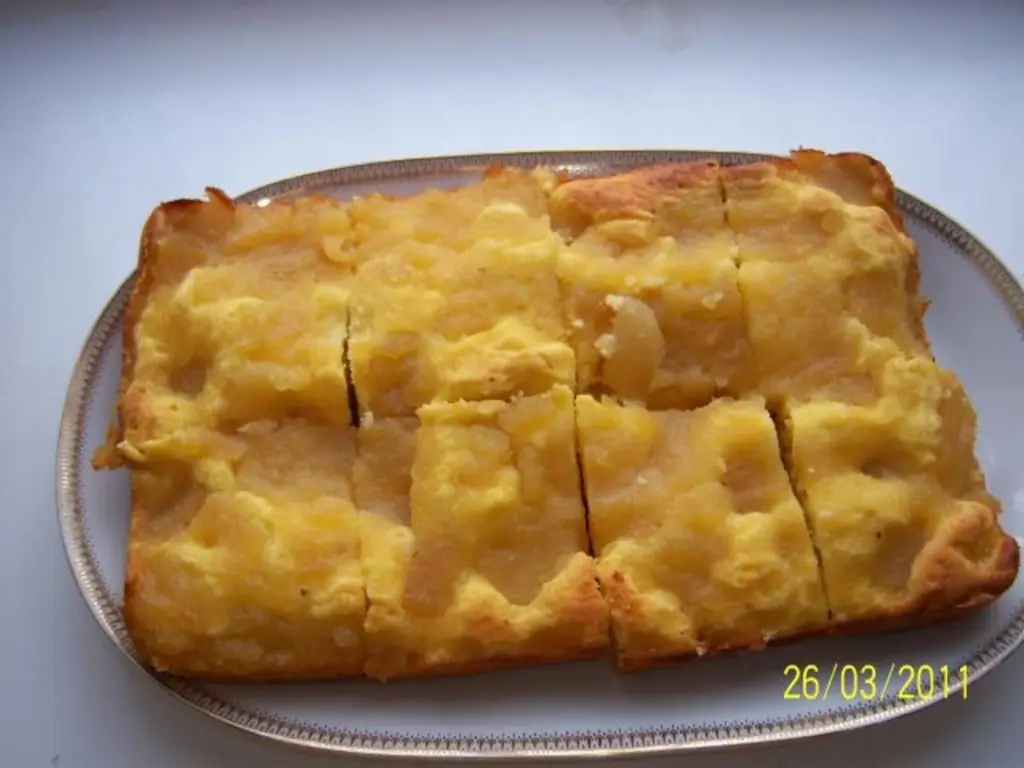 Маленький пирог с яблочным пюре