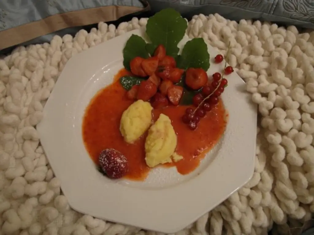 Пельмени из манной крупы на клубничной мякоти с фламбированной клубникой