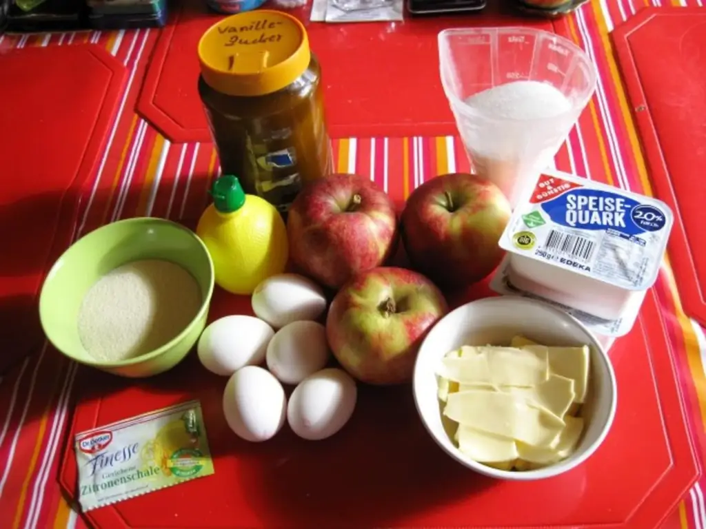 Яблочный пирог с творогом и манной крупой