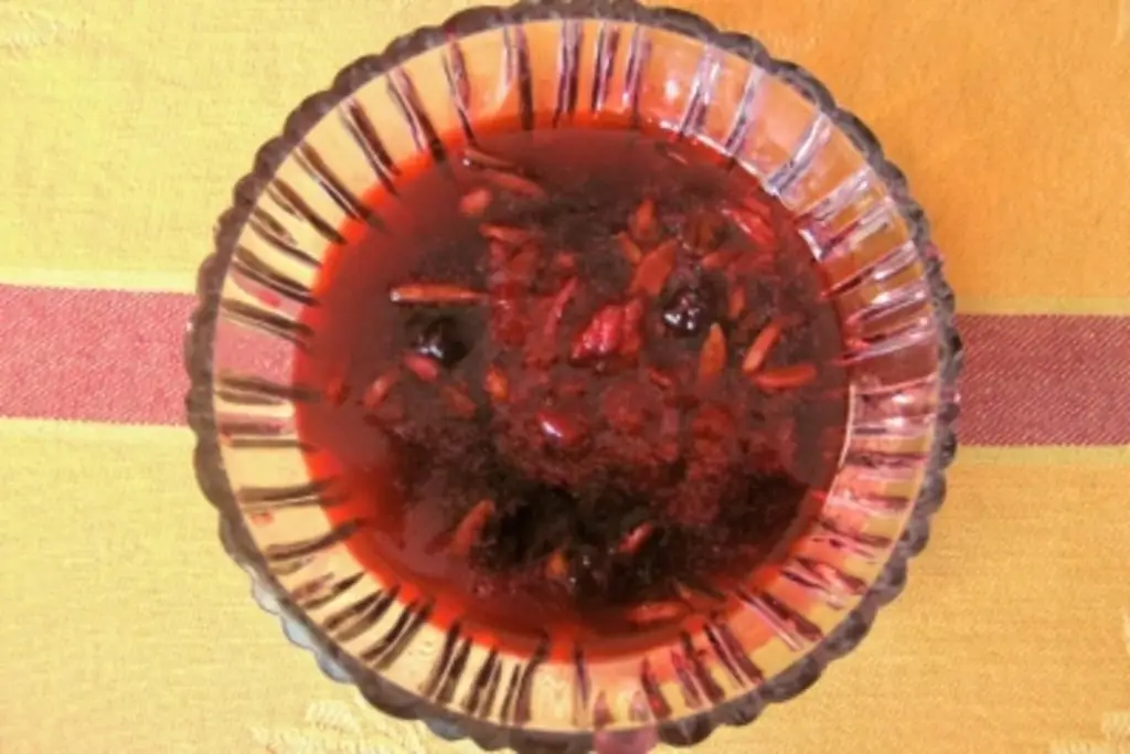 Вишневое варенье с чашечками